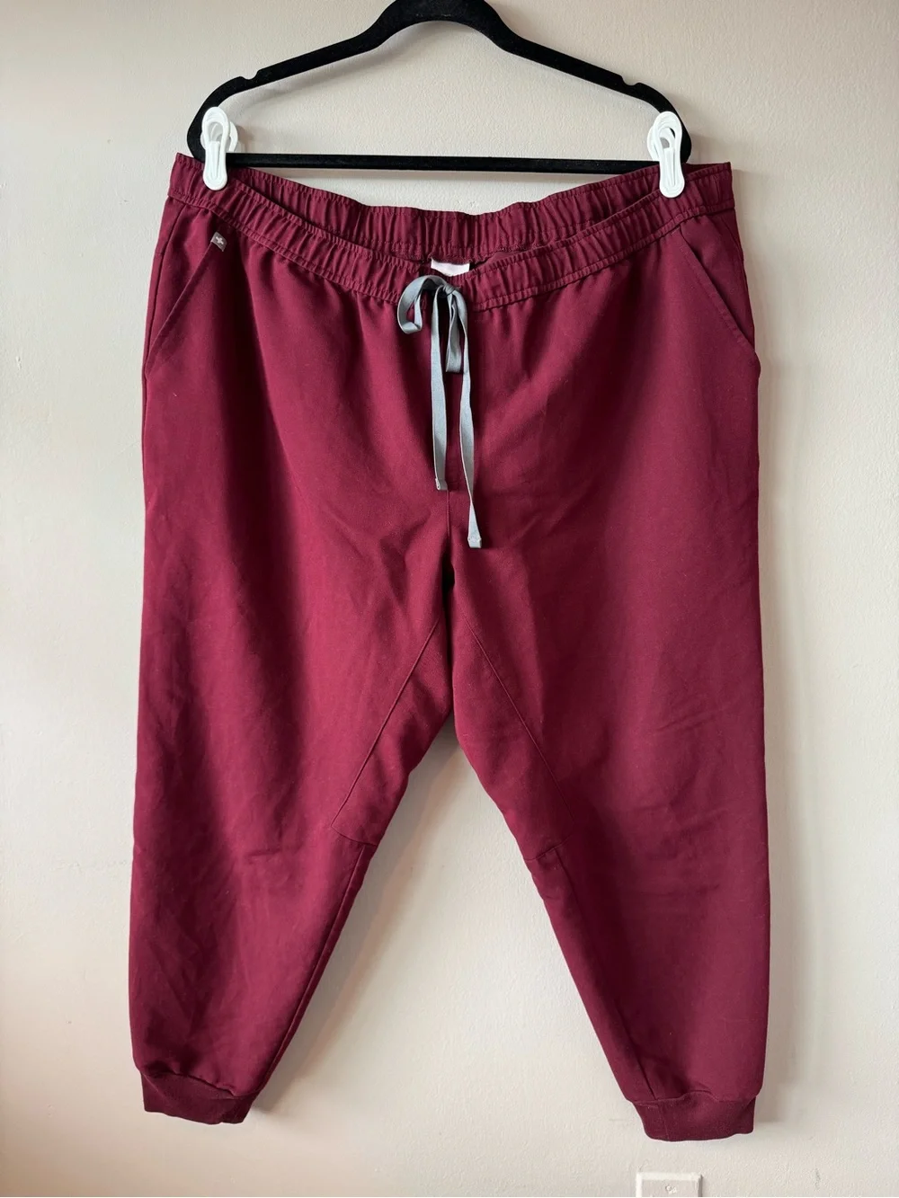 Figs Men’s Tansen Jogger Scrub Pant™ in Burgundy Size 3XL